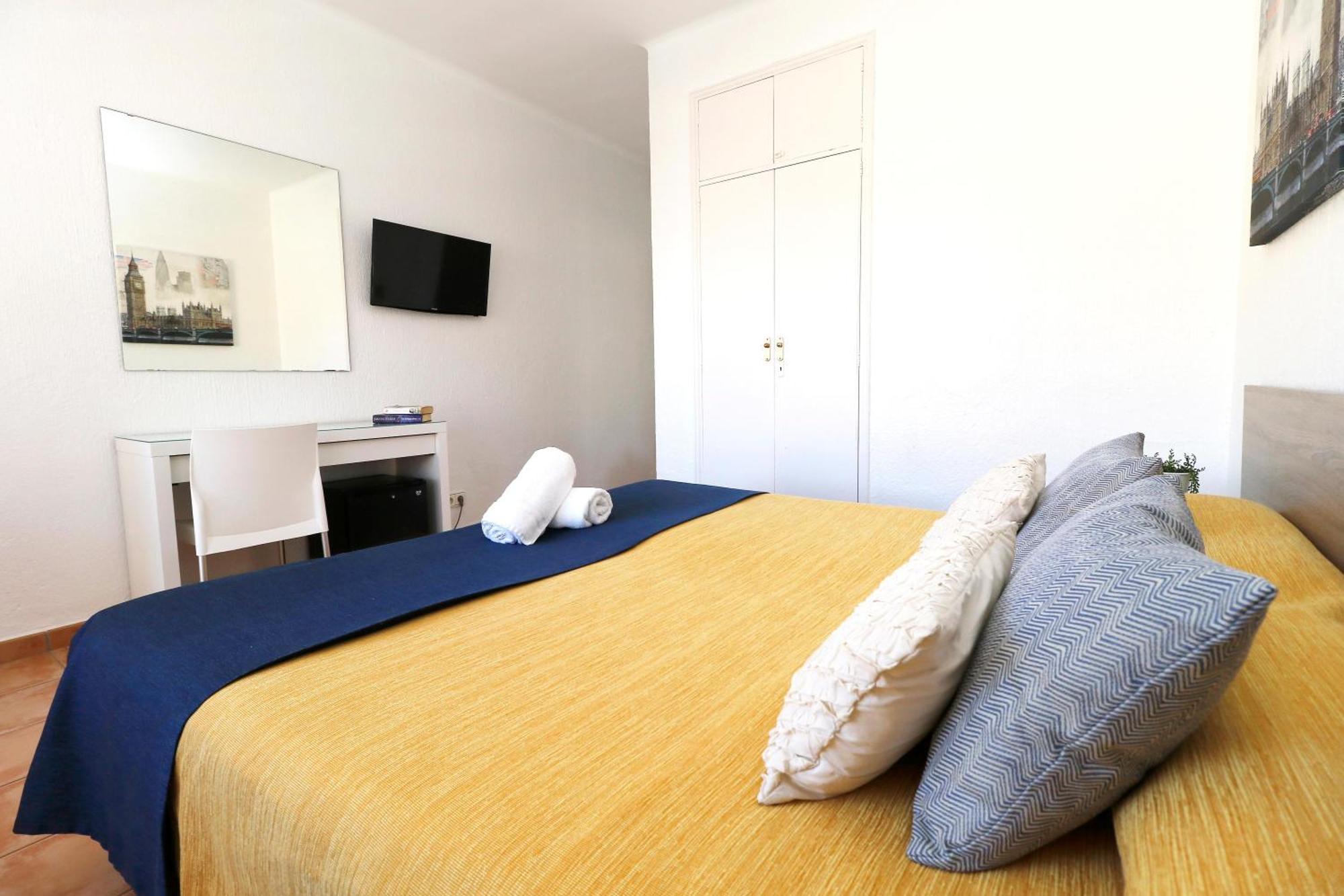 Hsr Gil (Adults Only) Hostel Palma Nova  Bagian luar foto