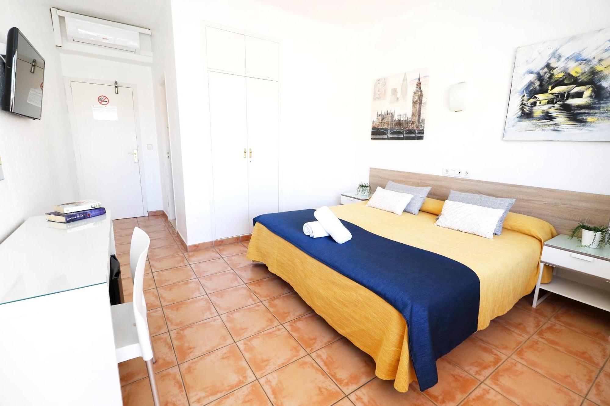 Hsr Gil (Adults Only) Hostel Palma Nova  Bagian luar foto