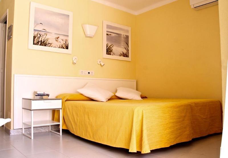 Hsr Gil (Adults Only) Hostel Palma Nova  Bagian luar foto