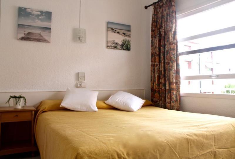 Hsr Gil (Adults Only) Hostel Palma Nova  Bagian luar foto