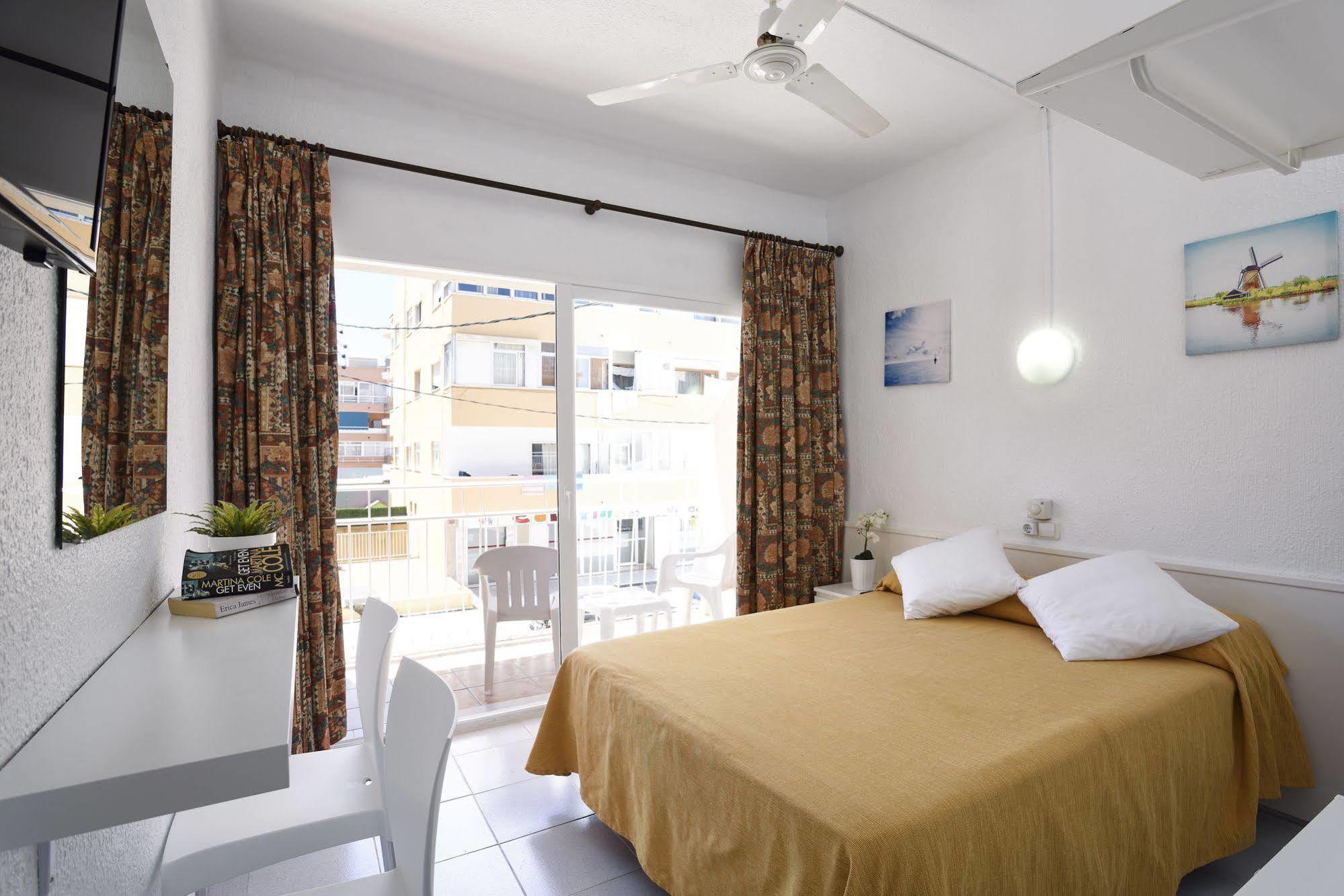 Hsr Gil (Adults Only) Hostel Palma Nova  Bagian luar foto