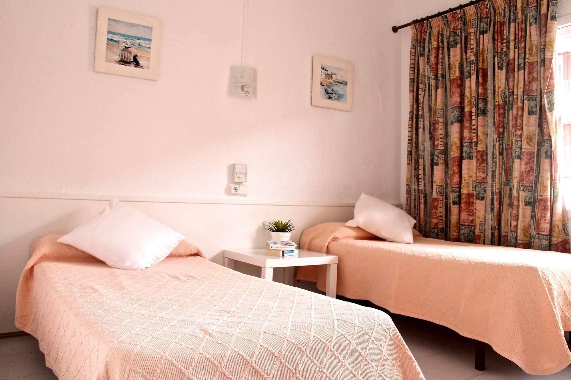 Hsr Gil (Adults Only) Hostel Palma Nova  Bagian luar foto